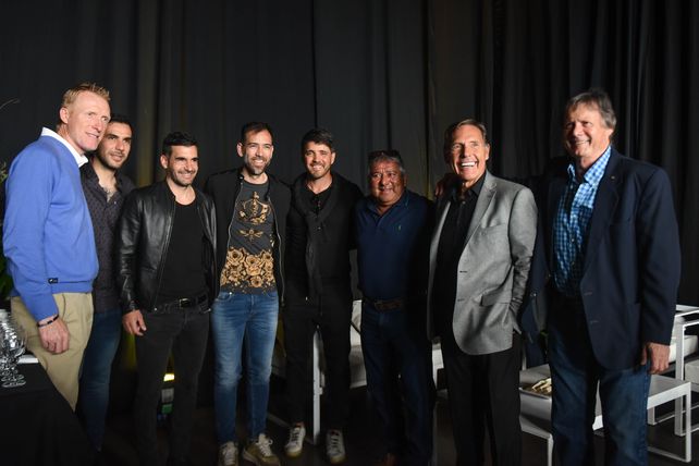 Miguel Russo y varios exjugadores