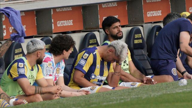 Alejo Veliz se toma la cabeza en el banco de suplentes de Central. Se lesionó apenas empezó el partido con Boca pero Ariel Holan lo cambió al final del primer tiempo.