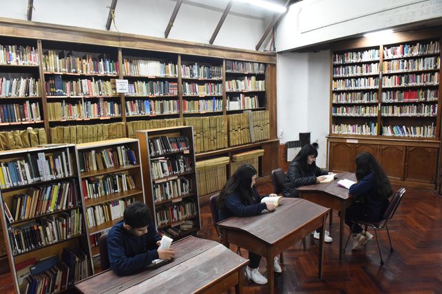 Chicas y chicos de la Escuela Bicecci son asiduos visitantes a la centenaria biblioteca de 3 de febrero al 700.