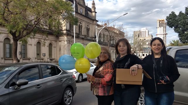 Santafesinas regalaron artesanías en Bulevar y 9 de Julio