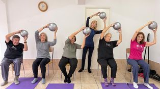 Yoga suave con Mirta de Fussi: bienestar para adultos mayores