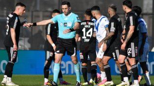 La AFA sancionó a un árbitro rosarino tras el escándalo en Riestra frente a Vélez