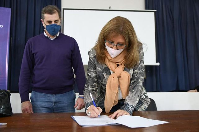 Claudia Giaccone entreg&oacute; aportes a entidades deportivas del departamento La Capital.