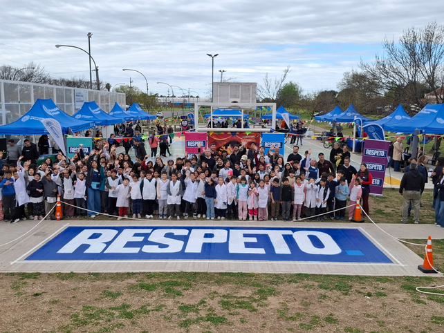 El FAE y el intendente Javkin durante la jornada educativa y comunitaria en barrio Hume.