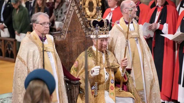 El momento de la coronación de Carlos III