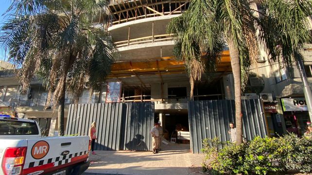 El obrero cayó de altura desde diez metros en Pellegrini al 800. (Foto: Héctor Río)