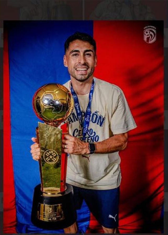 Carrizo luce orgulloso la copa obtenida el pasado fin de semana. El Pachi se formó en las inferiores de Central.
