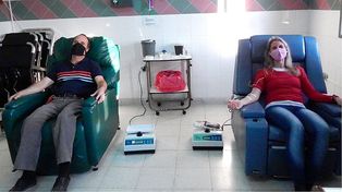 Eduardo Altinger y Dina Puntín donaron sangre para el San Roque