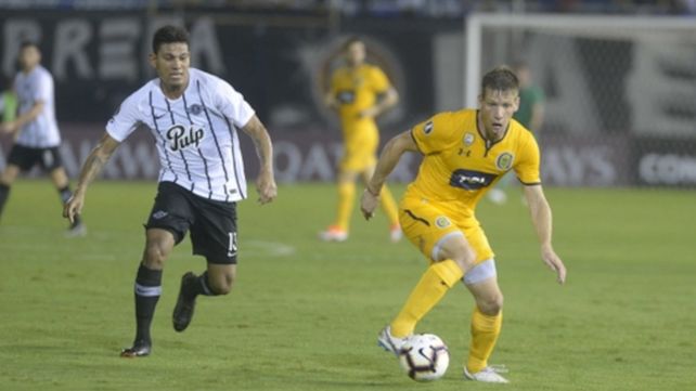 La última. Riaño lleva la pelota en el triunfo 2-1 de Central ante Libertad en el Gigante.