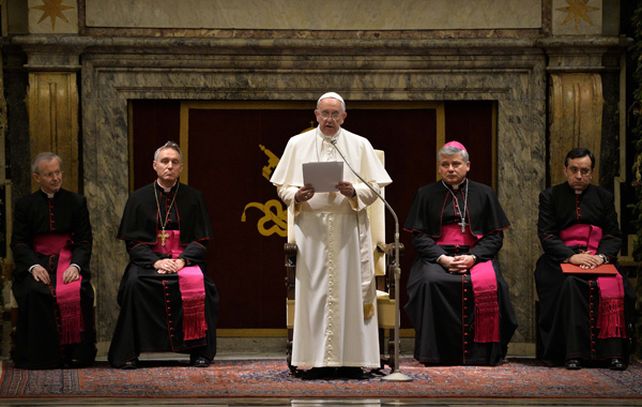 El Papa durante su discurso hoy ante los miembros de la Curia. (Foto: Reuters)