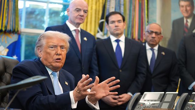 Donald Trump junto a Gianni Infantino en el Despacho Oval de la Casa Blanca. (Foto AP/Evan Vucci)