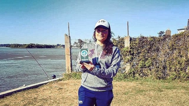 La santafesina Vanesa García fue la ganadora en mujeres de la Travesía del Río Paraná.