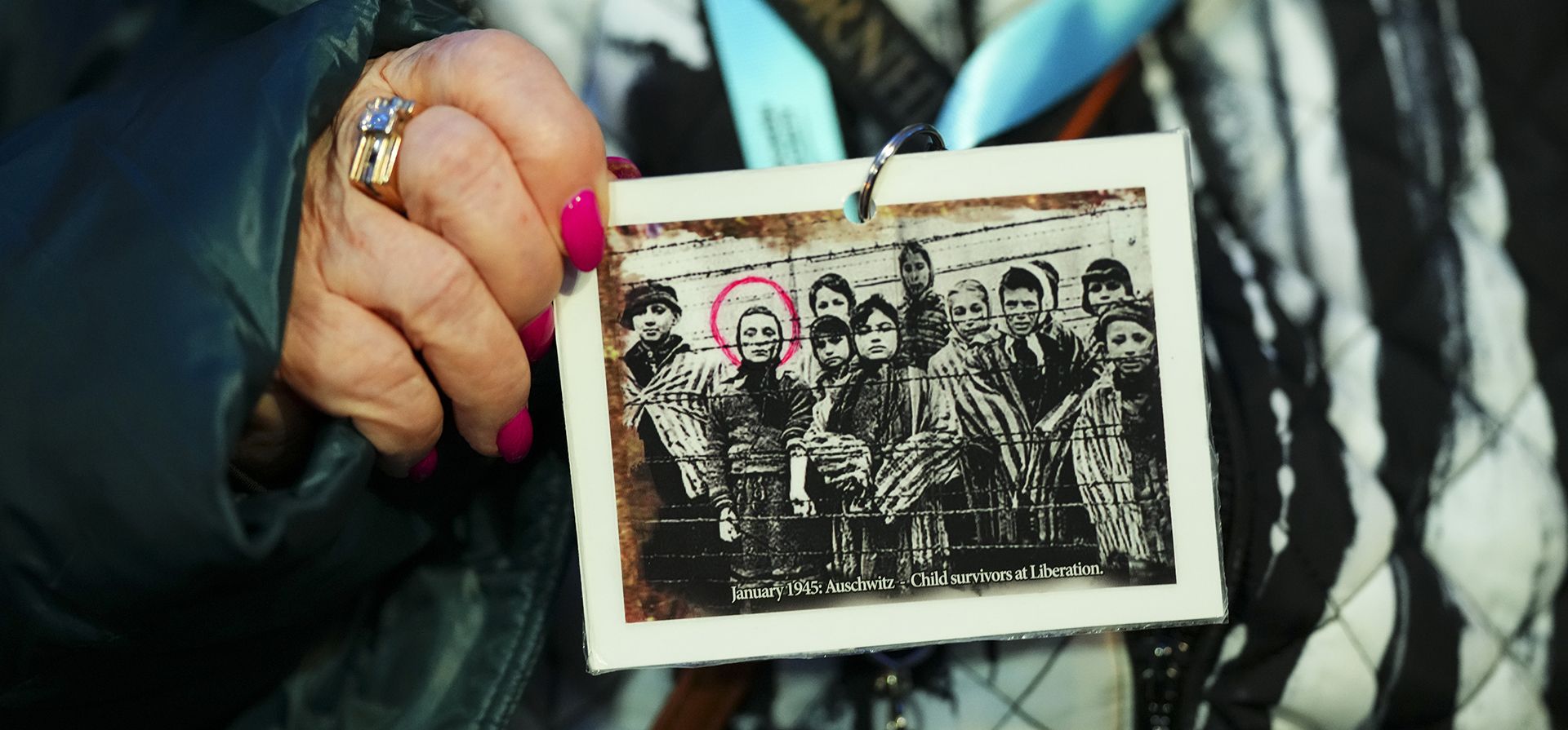 La sobreviviente canadiense del Holocausto Miriam Ziegler sostiene una foto de ella (en un círculo) mientras asiste a la ceremonia de conmemoración del 80º aniversario de la liberación de Auschwitz, en Oswiecim, Polonia, el lunes 27 de enero de 2025. (Sean Kilpatrick/The Canadian Press vía AP) La sobreviviente canadiense del Holocausto Miriam Ziegler sostiene una foto de ella (en un círculo) mientras asiste a la ceremonia de conmemoración del 80º aniversario de la liberación de Auschwitz, en Oswiecim, Polonia, el lunes 27 de enero de 2025. (Sean Kilpatrick/The Canadian Press vía AP)