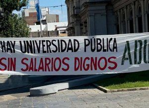 Docentes y no docentes universitarios vuelven al paro este miércoles en Santa Fe en reclamo al cumplimiento de la ley de financiamiento