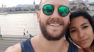 Se tomó una selfie romántica con su novia de dos cabezas y se volvió viral