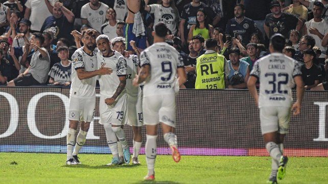 Los jugadores de Independiente celebran el gol de Ayrton Costa.