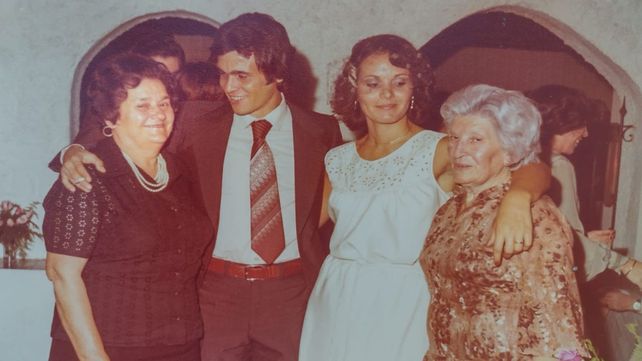 Héctor y Nancy junto a sus abuelas.&nbsp; &nbsp;