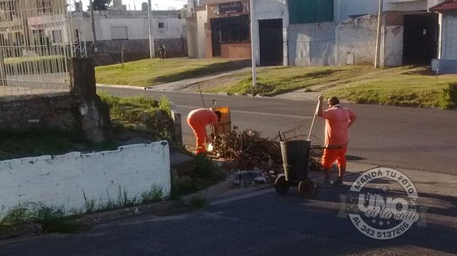 Barrenderos: En vez de juntar, tiran la basura en una esquina