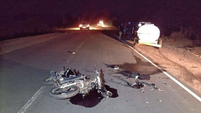 Concordia: una joven sufrió heridas tras chocar con su moto un tanque cisterna.