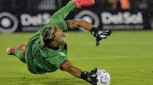 Keylor Navas es el arquero titular y Newells le busca una opción para el banco de suplentes.