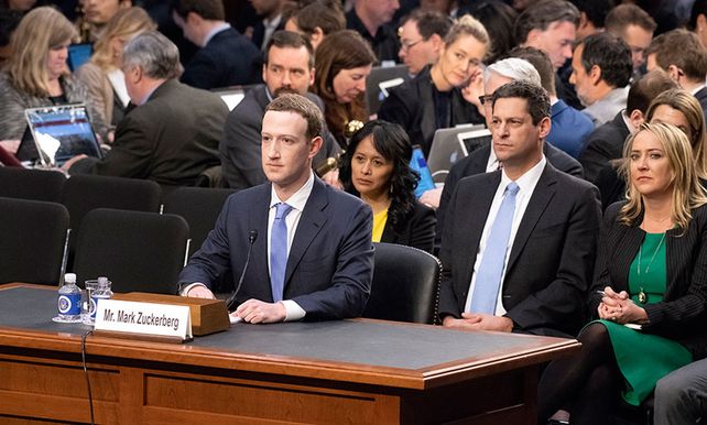 Biden y Facebook polemizan por la vacunación en Estados Unidos