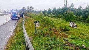 El tumbo del vehículo de menor porte se dio en plena jornada de lluvia.