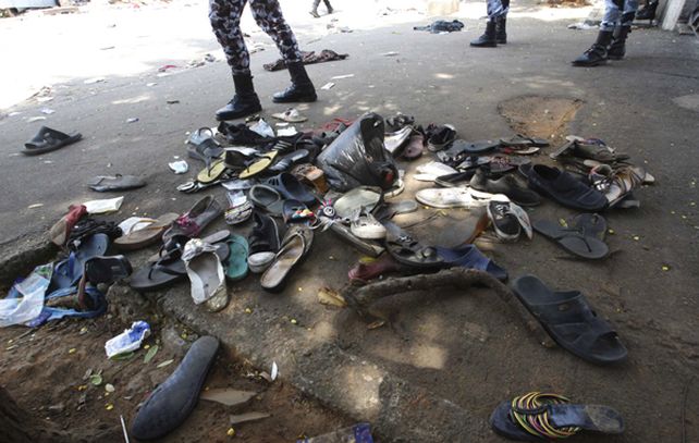 Los restos de zapatos y vestimenta riegan las calles de la capital marfileña.