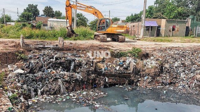 Fuerte preocupación por la cantidad de basura recolectada en desagües por el municipio en diversos barrios.