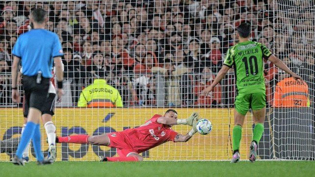 Franco Armani atajó un penal clave para que River gane la serie por penales.