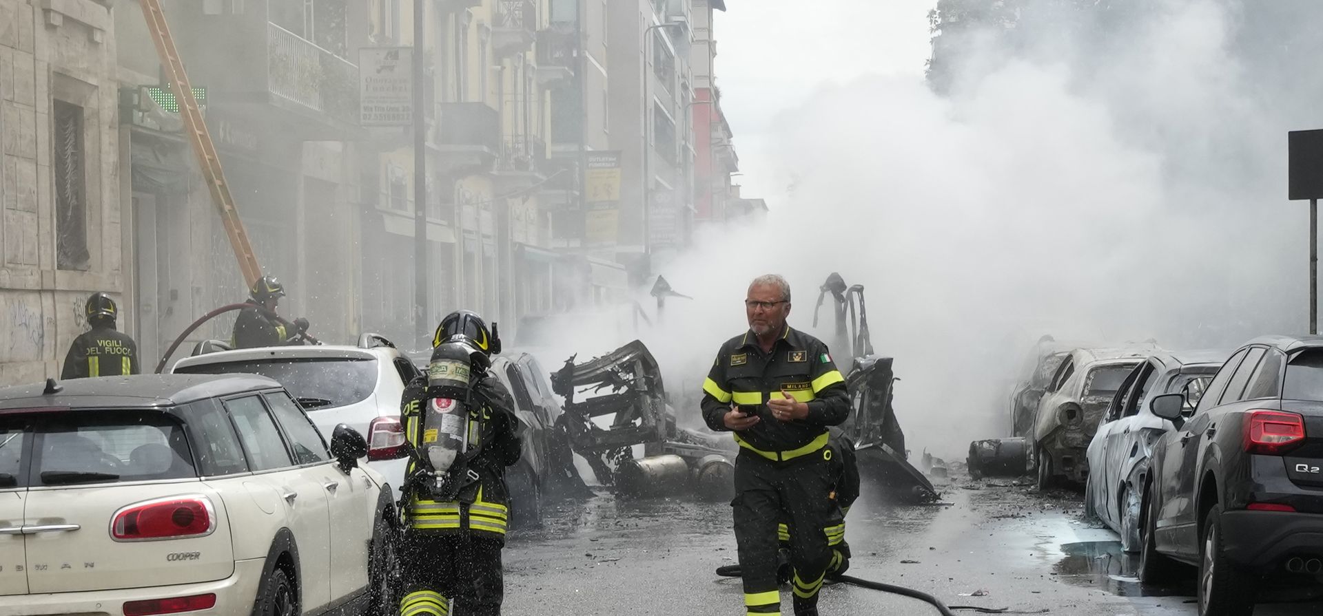 Bomberos trabajan para extinguir un incendio en un edificio luego de que una camioneta explotara en el centro de Milán, norte de Italia, el jueves 11 de mayo de 2023. (Foto AP/Luca Bruno)