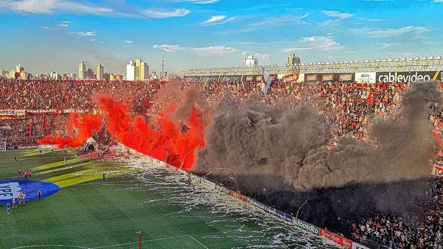 El recibimiento de los hinchas de Colón desde el aire