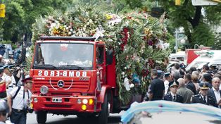 Una multitud emocionada despidió en la Chacarita a los bomberos muertos en Barracas