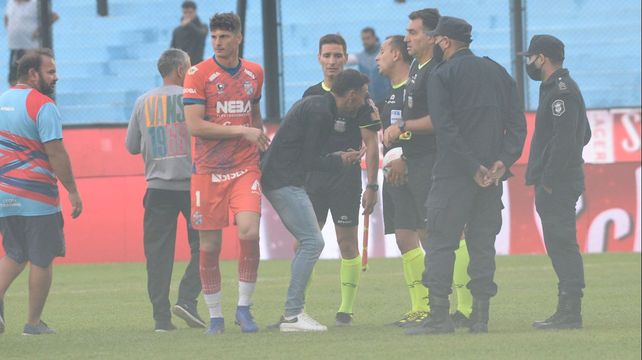 El Kily González se quedó con mucha bronca y en el final fue a pedirle explicaciones a Herrera y al asistente Castany.