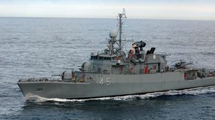 Una corbeta argentina se sumó a la búsqueda de los cuatro náufragos del velero