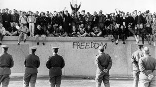 Un día como hoy caía el muro de Berlín, símbolo de la Guerra Fría