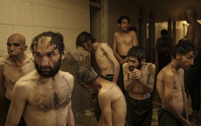 Consumidores de drogas detenidos durante una redada de los talibanes esperan ser afeitados después de llegar al Hospital Médico Avicena para recibir tratamiento por drogadicción en Kabul, Afganistán. Los pacientes flotan como fantasmas por los pasillos del hospital.