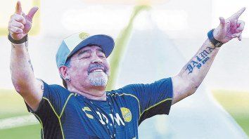 En su mundo. Diego festeja el triunfo de su equipo, Dorados de Sinaloa, que hasta el lunes sólo había cosechado 3 empates y otras tantas derrotas. En su mundo. Diego festeja el triunfo de su equipo, Dorados de Sinaloa, que hasta el lunes sólo había cosechado 3 empates y otras tantas derrotas.