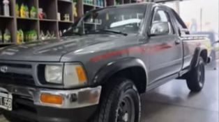 La camioneta que el muchacho cordobés afirma que le robaron afuera del predio de la ex Rural.