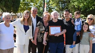 Una parte importante del acto estuvo dedicada a la distinción de nuevos ciudadanos honoríficos, tres vecinos que hace más de 70 años que viven Villa Gobernador Gálvez, promoviendo el sentido de pertenencia y el amor por la ciudad.&nbsp;