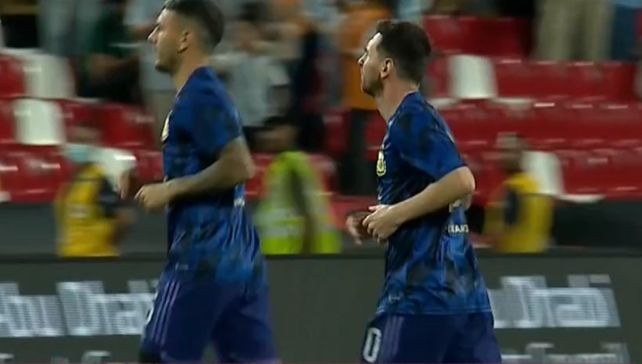 Lionel Messi pisó la cancha y los hinchas explotaron de emoción. (Imagen de TV)