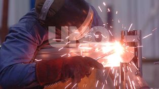 La suba de tasas impacta de lleno en la línea de flotación de la industria local