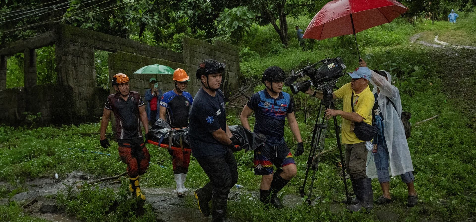 Los rescatistas llevan una bolsa para cadáveres con los restos de una víctima de un deslizamiento de tierra cuya casa fue arrastrada por la tormenta tropical Yagi, San Luis, Filipinas. Fotografía: Eloísa López/Reuters Los rescatistas llevan una bolsa para cadáveres con los restos de una víctima de un deslizamiento de tierra cuya casa fue arrastrada por la tormenta tropical Yagi, San Luis, Filipinas. Fotografía: Eloísa López/Reuters