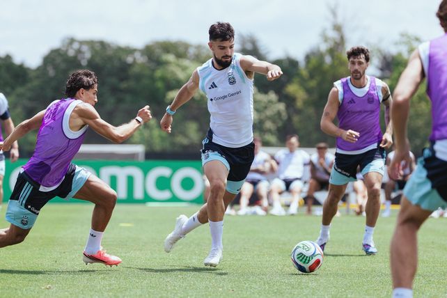 El Flaco López encara pelota a pie en medio de fútbol que ordenó Scalioni. Argentina ya piensa en Austria.