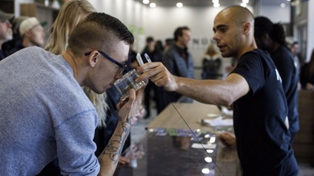 Terranova. Un joven compra marihuana en un comercio legal.