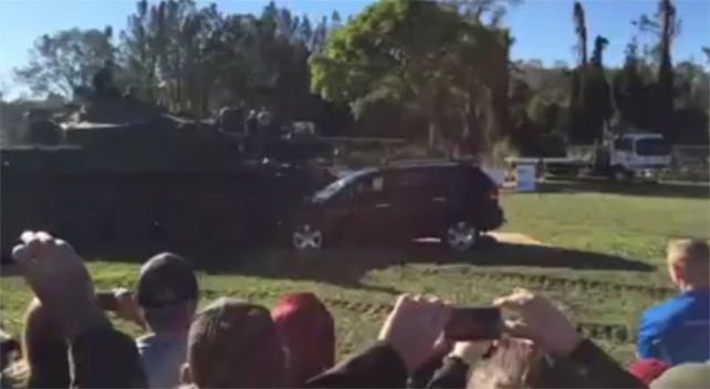Locura al volante: un senador aplastó un auto con un tanque
