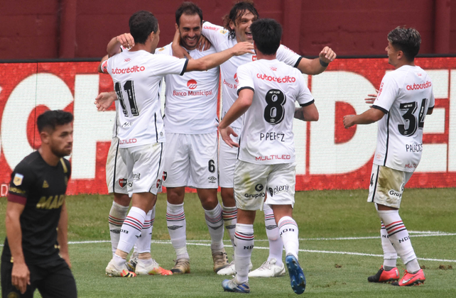 Gentiletti señaló el tercero de cabeza y lo celebra con sus compañeros.