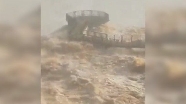 Daños en la pasarela de la Garganta del Diablo por la crecida del río Iguazú
