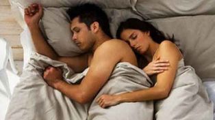 Dormir abrazados en cucharita hace más felices a las parejas y alarga la vida