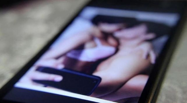 Escrachó a la amante de su marido con fotos subidas de tono en Facebook