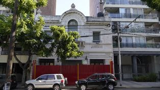 En Mendoza al 500 un vallado con un cartel ya tapan el histórico inmueble.